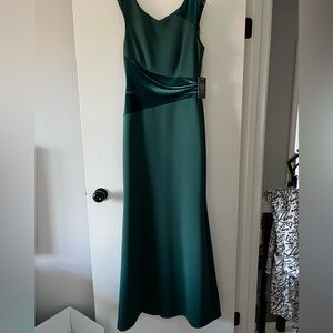 Stunning green full length Vince Camuto Dress, size 6, with tags!